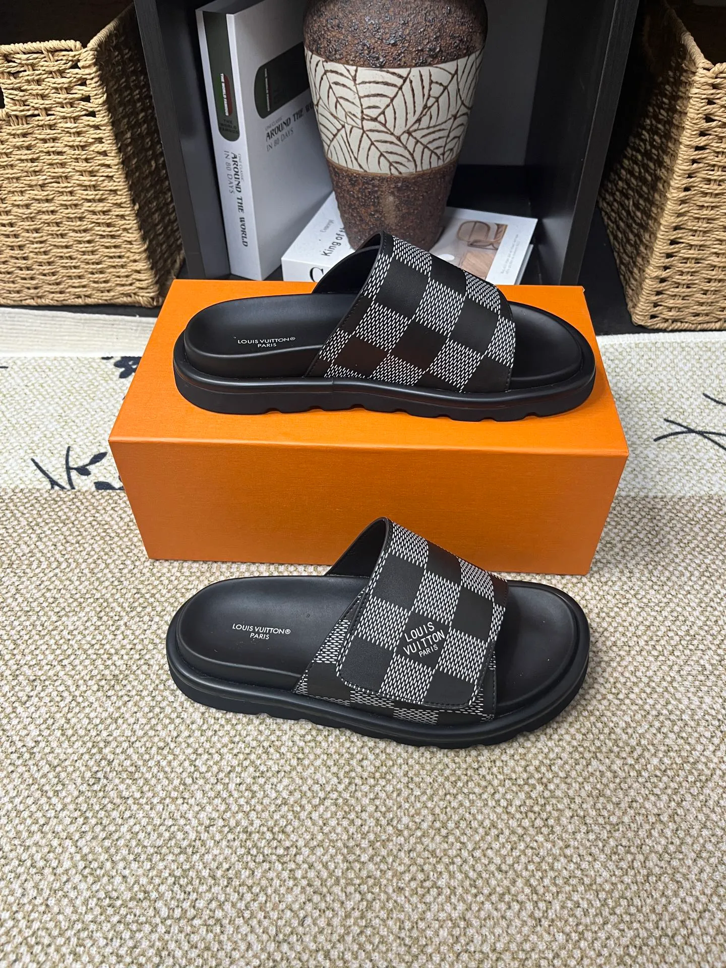 P340 [New Style] [LOUIS VUITTON] Louis Vuitton, LV printing, men's and women's slippers are now on the market, packed in drawer boxes with cloth bags and cards, the upper pattern looks very soft and waxy, and is a super versatile leg slimming tool. Fabric: imported denim/canvas/old fabric, LV hardware LOGO, official website pattern printing, comfortable to wear, feet: high-elastic PU water table. Sole: foam sole, heel height: about 5cm. Code number: 35-46, 35, 45, 46 are custom-made and non-returnable. Color: multiple colors and styles available.